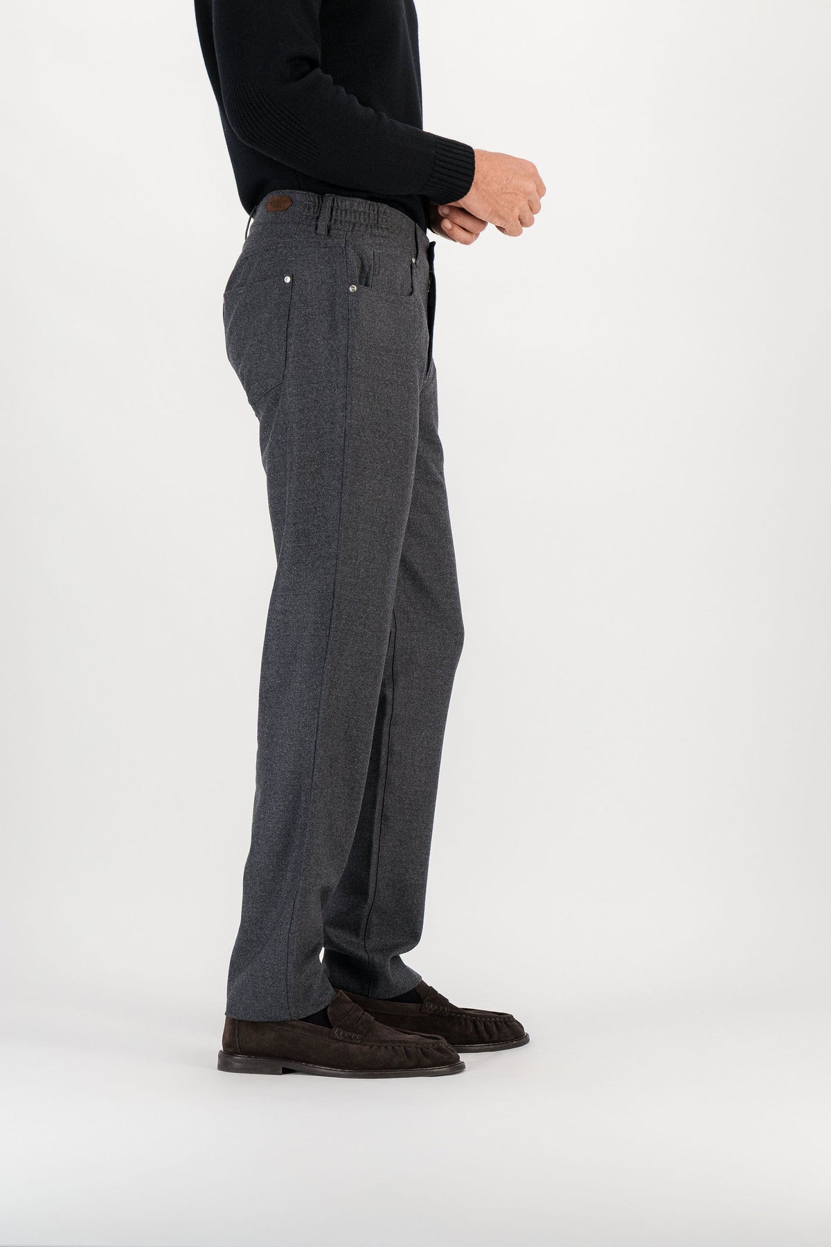 Pantalon flanelle laine mérinos gris anthracite porté vue de côté, ceinture élastiquée visible — AD 45 Ace Denim Paris