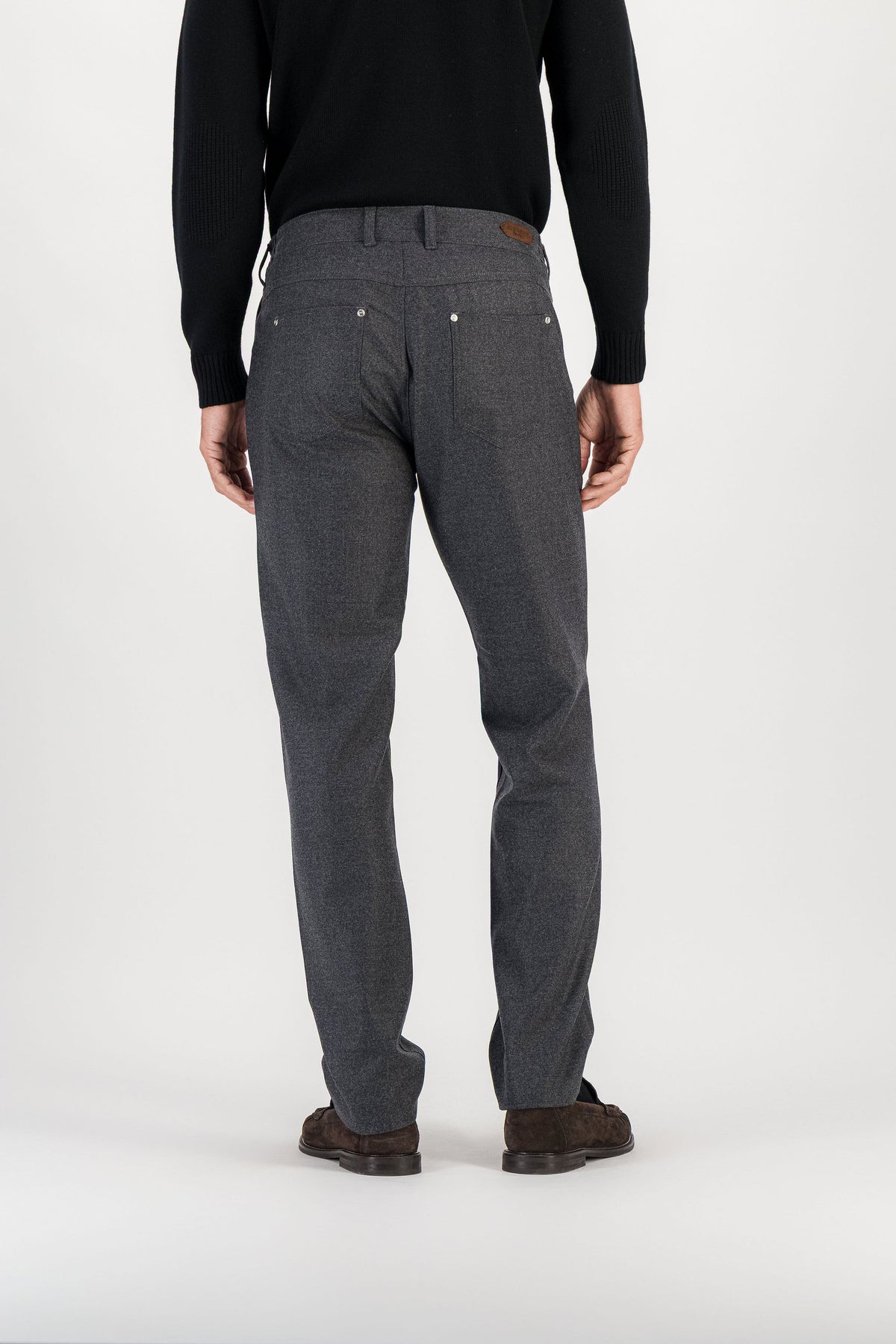 Vue de dos pantalon flanelle laine mérinos gris anthracite porté, poches arrière et patch daim — AD 45 Ace Denim Paris