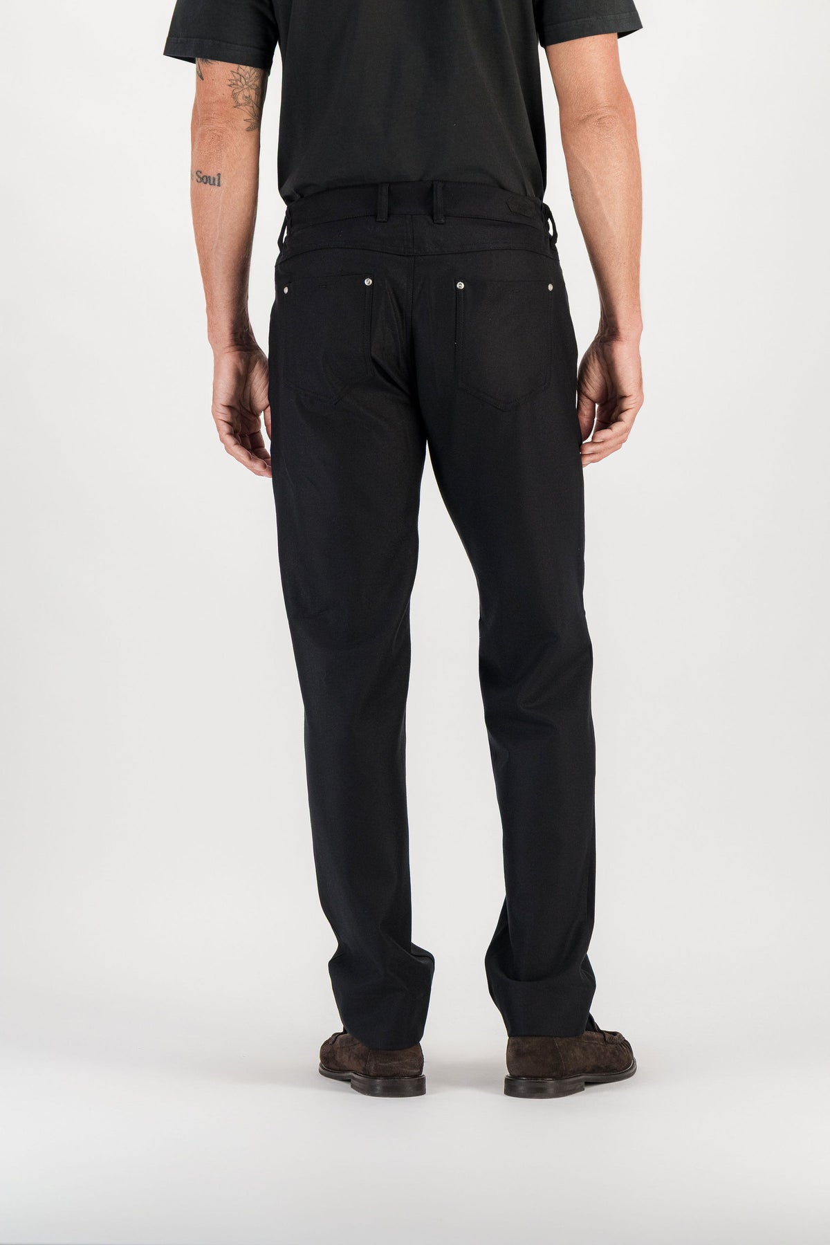 Vue de dos pantalon flanelle laine mérinos noir porté, poches arrière — AD 45 Ace Denim Paris