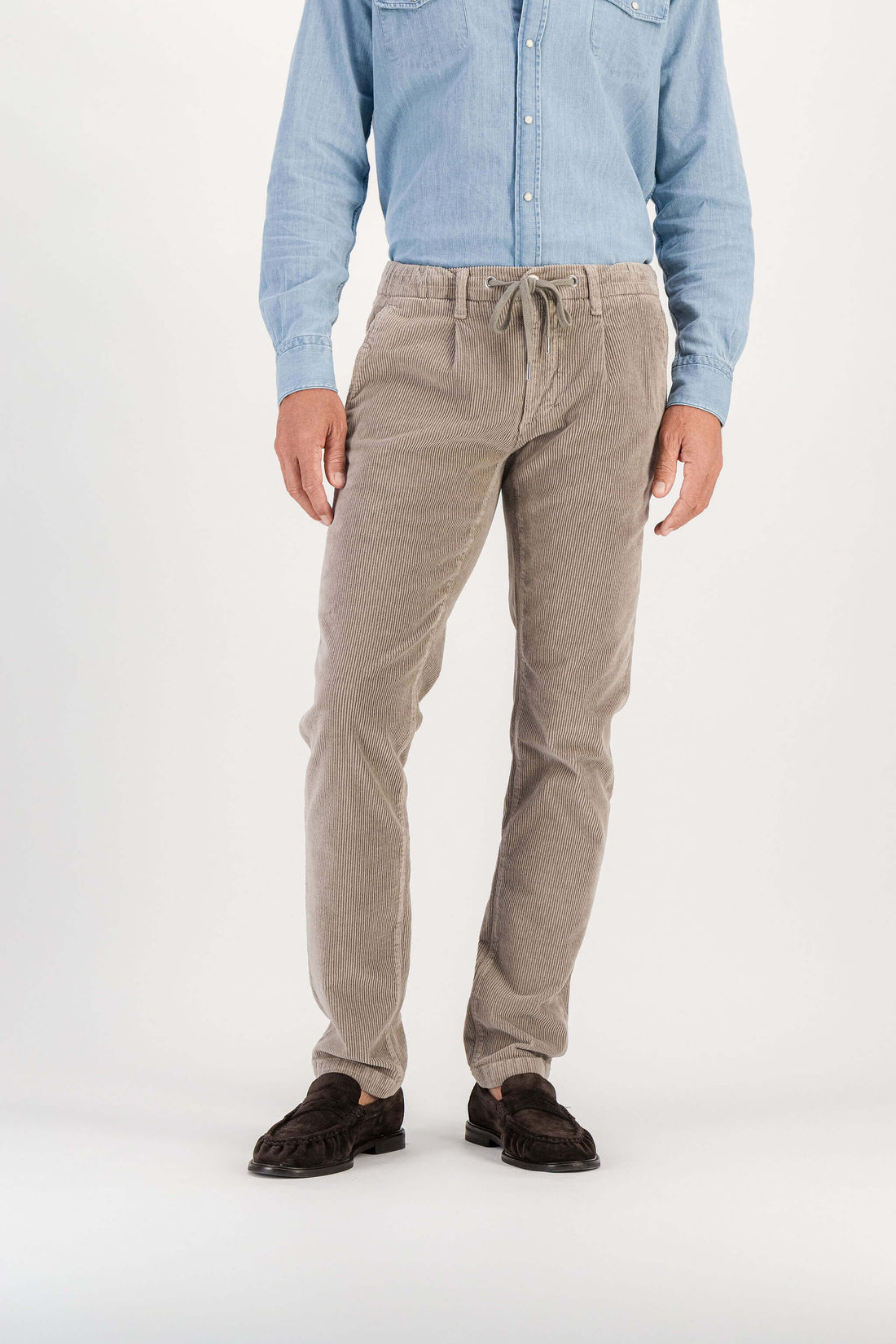 Porté face corps entier, pantalon velours côtelé gris cendré, chemise denim bleue, mocassins marron, mannequin 1m86 taille 32 — Ace Denim Paris