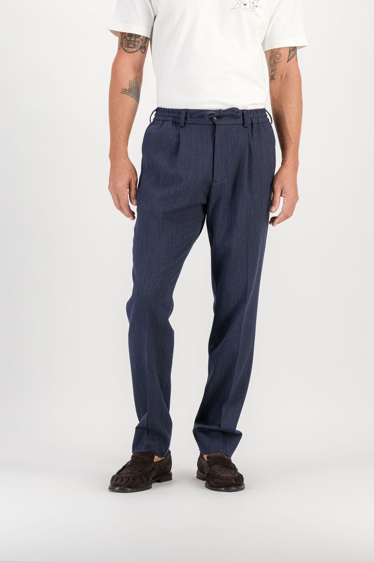 Indigo virgin wool trousers worn front view, elastic drawstring waistband and front pleats, mannequin 1m86 size 32 — Ace Denim Paris