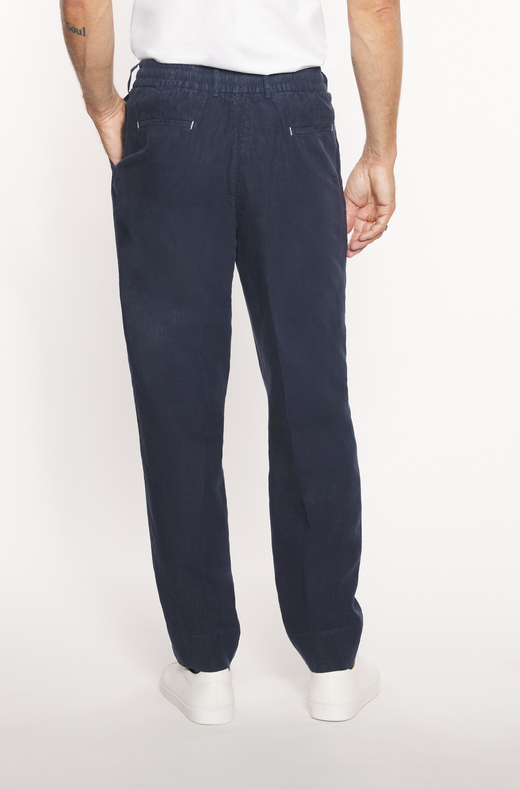 Mannequin portant le pantalon lin marine, vue de dos — AD 187 Ace Denim Paris