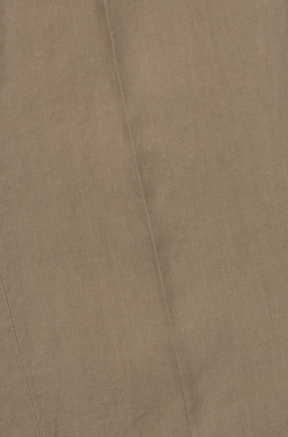 Zoom sur le tissu en lin taupe