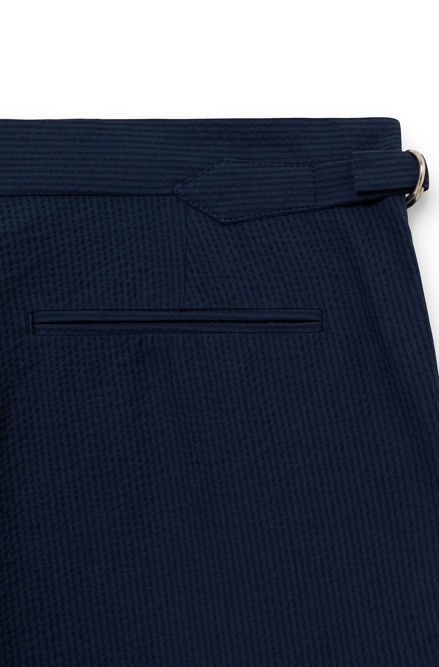 Detail des Taillenverstellers mit Metallschnalle und Paspeltasche — AD 52 Ace Denim Paris