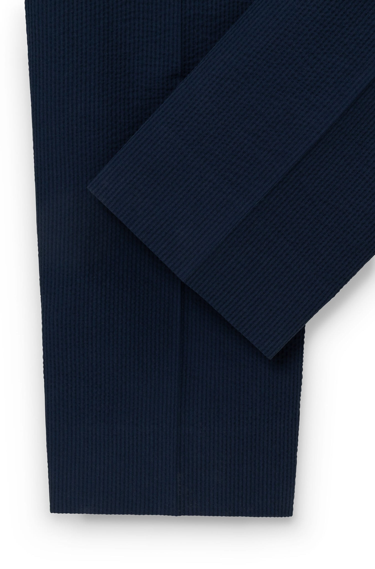 Detail der Seersucker-Textur und des Hosenbeinaufschlags — AD 52 Ace Denim Paris