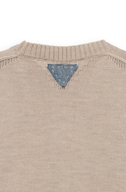 Detail of the blue denim triangle sewn onto the collar