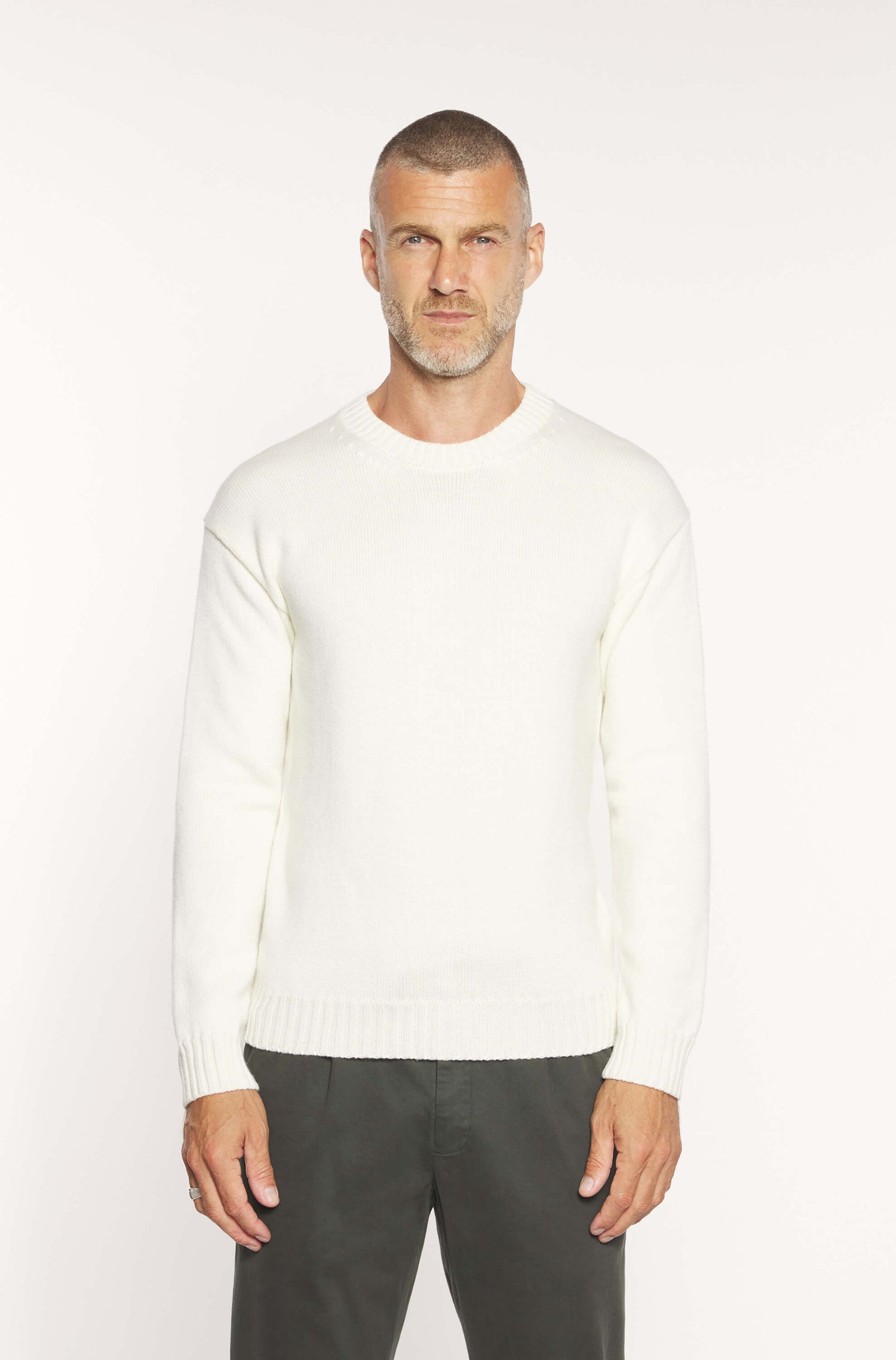 Mannequin portant le pull col rond off white