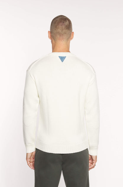 Vue de dos du mannequin portant le pull off white