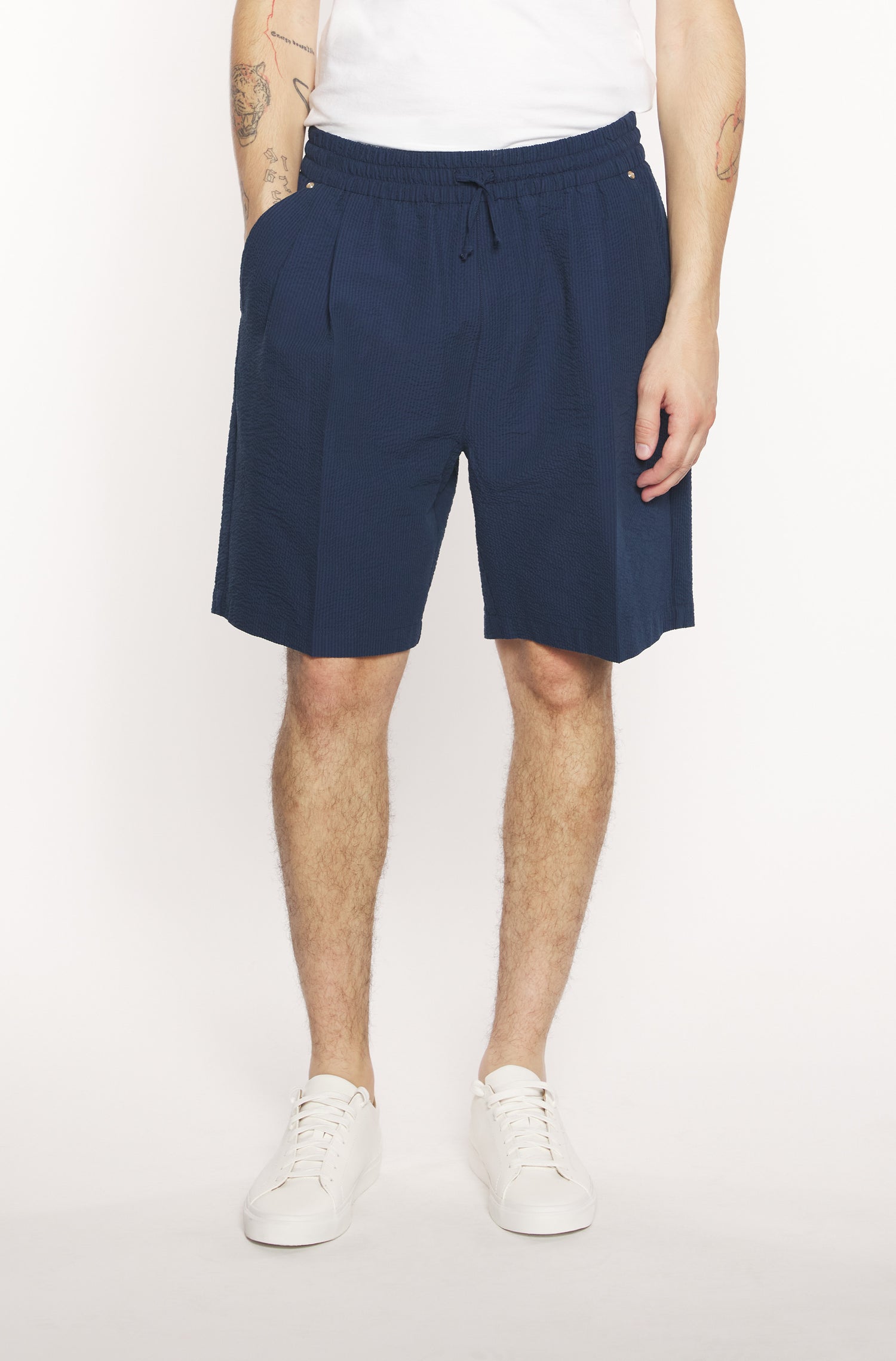 Mannequin portant le short seersucker marine, vue de face — AD 230 Ace Denim Paris