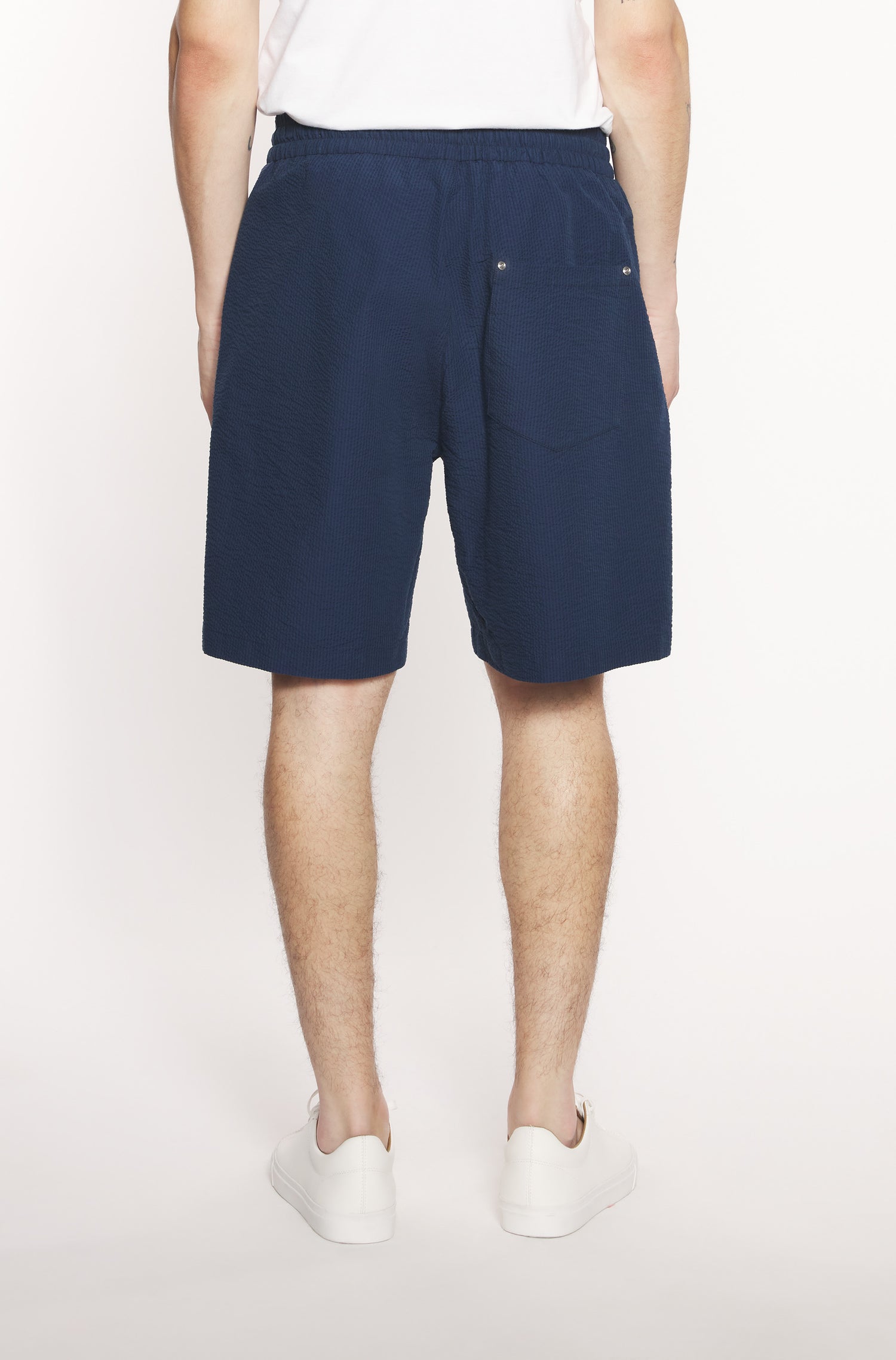 Mannequin portant le short seersucker marine, vue de dos — AD 230 Ace Denim Paris