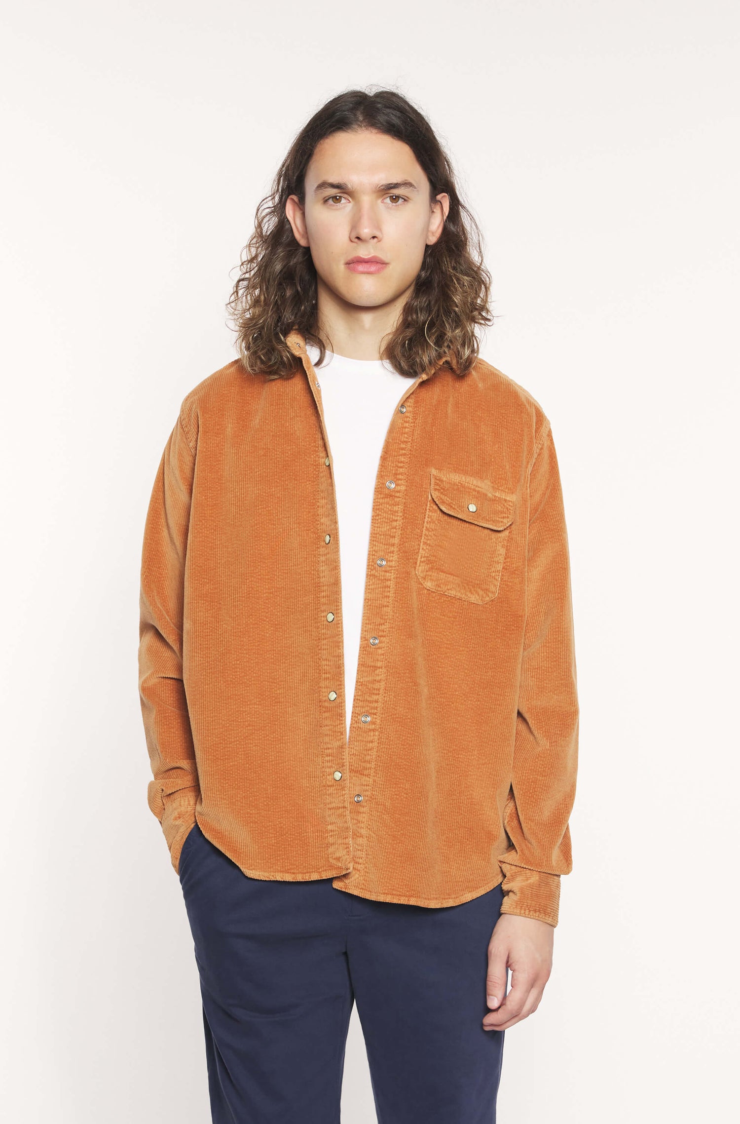 Mannequin portant la surchemise en velours caramel