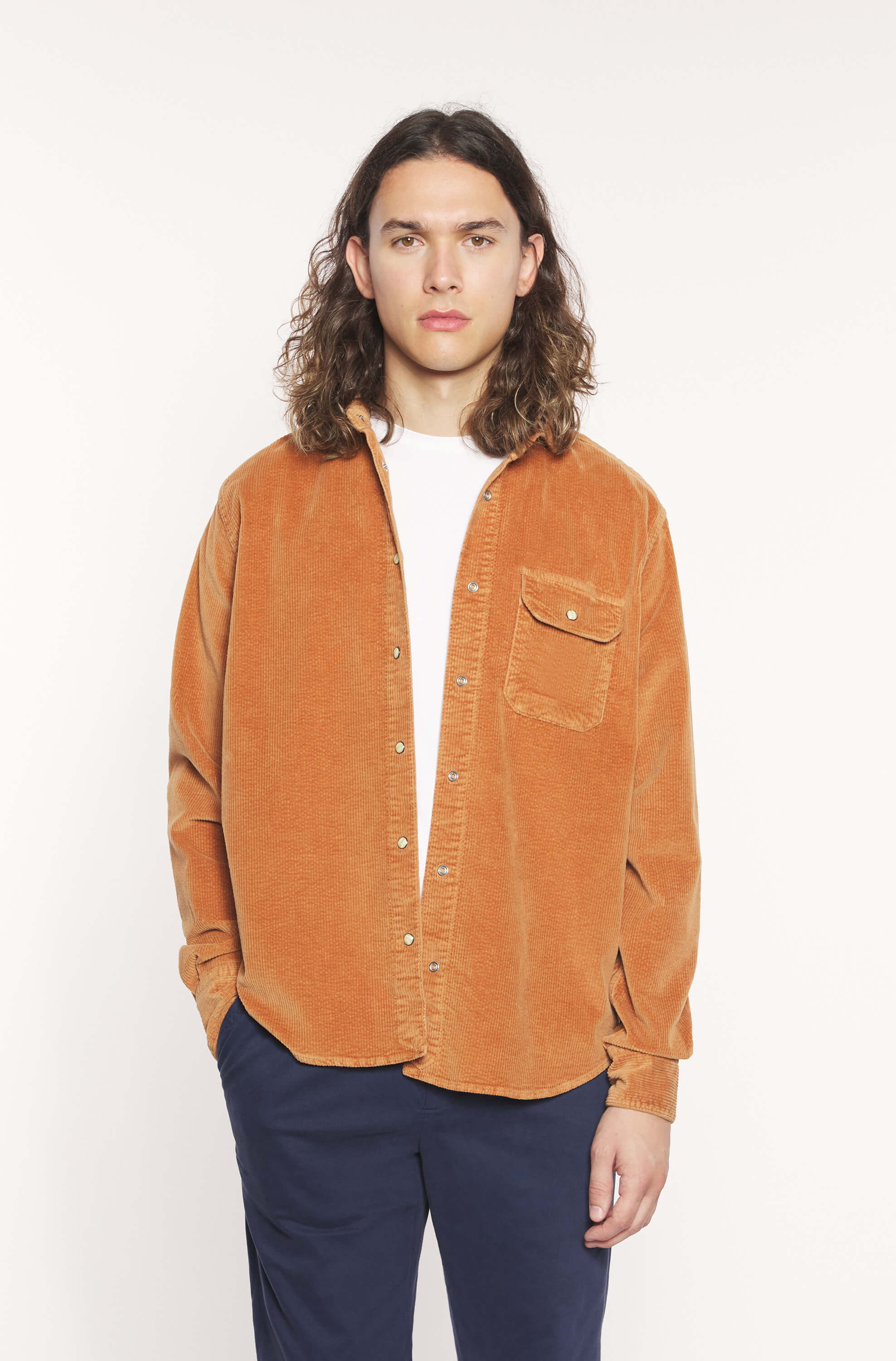 Mannequin portant la surchemise en velours caramel