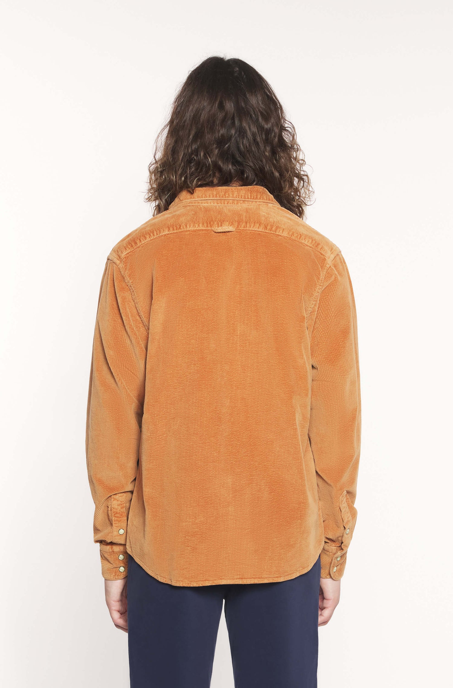 Vue de dos du mannequin portant la surchemise en velours caramel