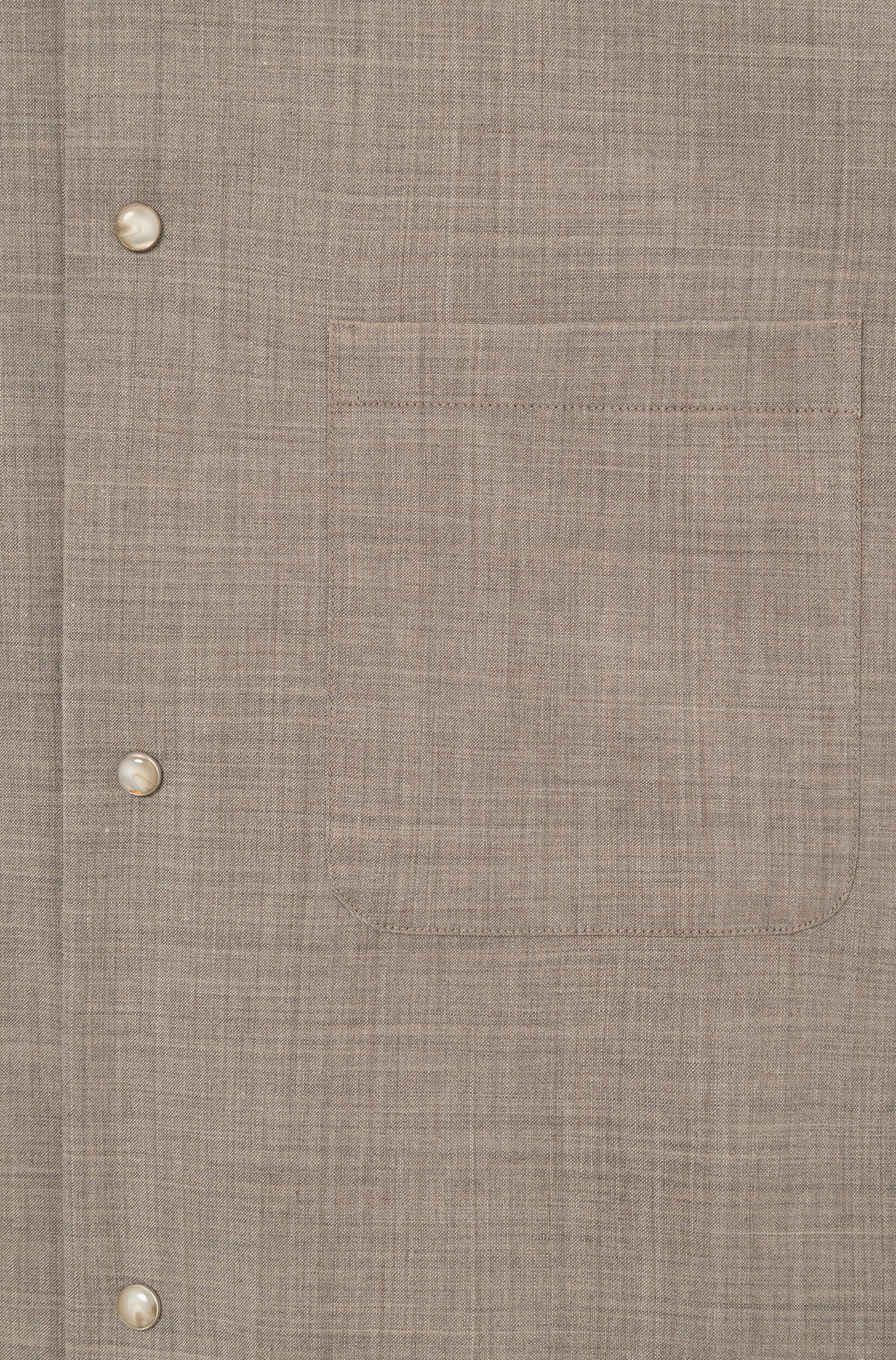 Brusttaschen- und Druckknopfdetail des Overshirts aus Kaltwolle in Beige — AD 82 Ace Denim Paris