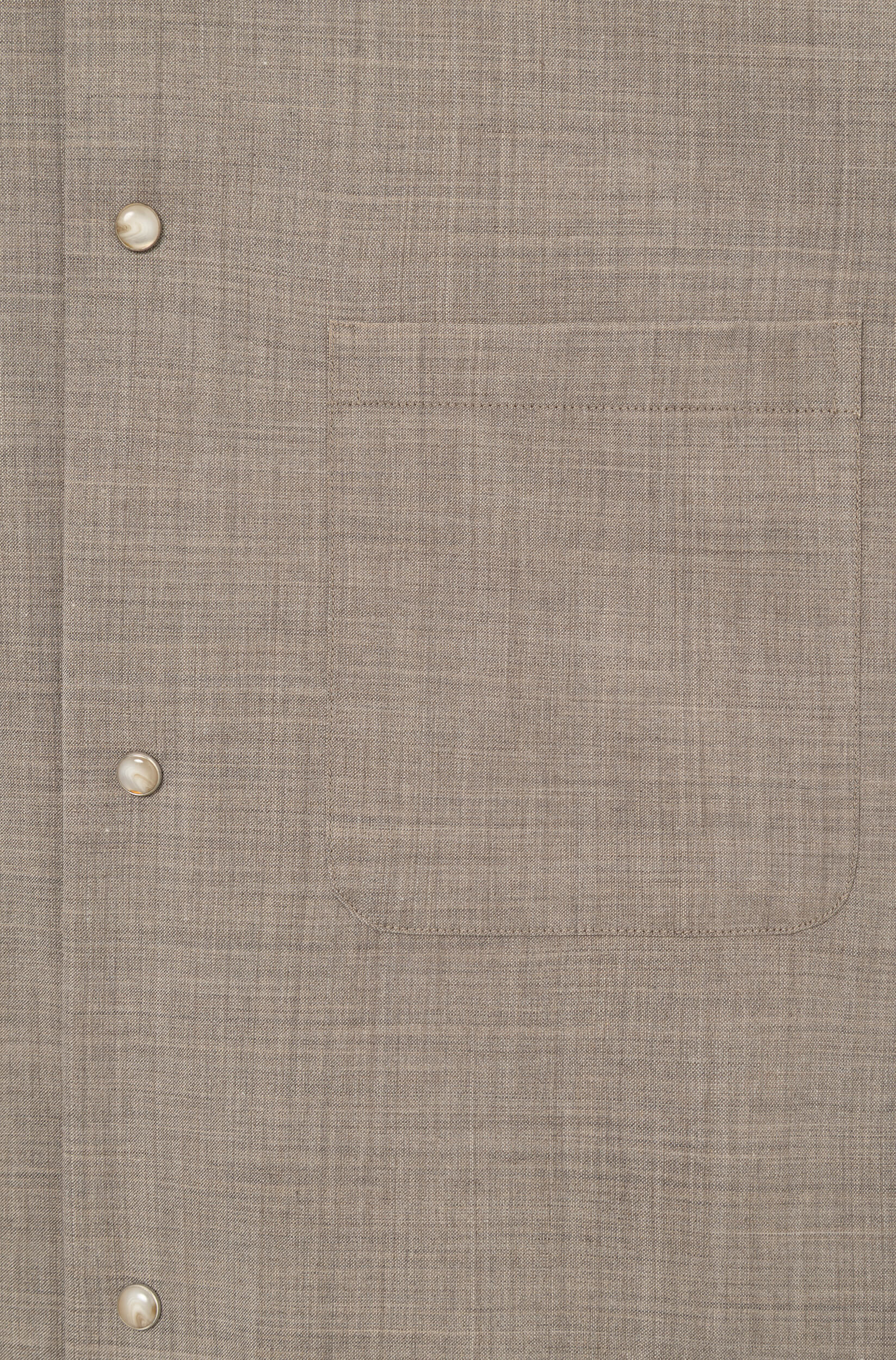 Brusttaschen- und Druckknopfdetail des Overshirts aus Kaltwolle in Beige — AD 82 Ace Denim Paris