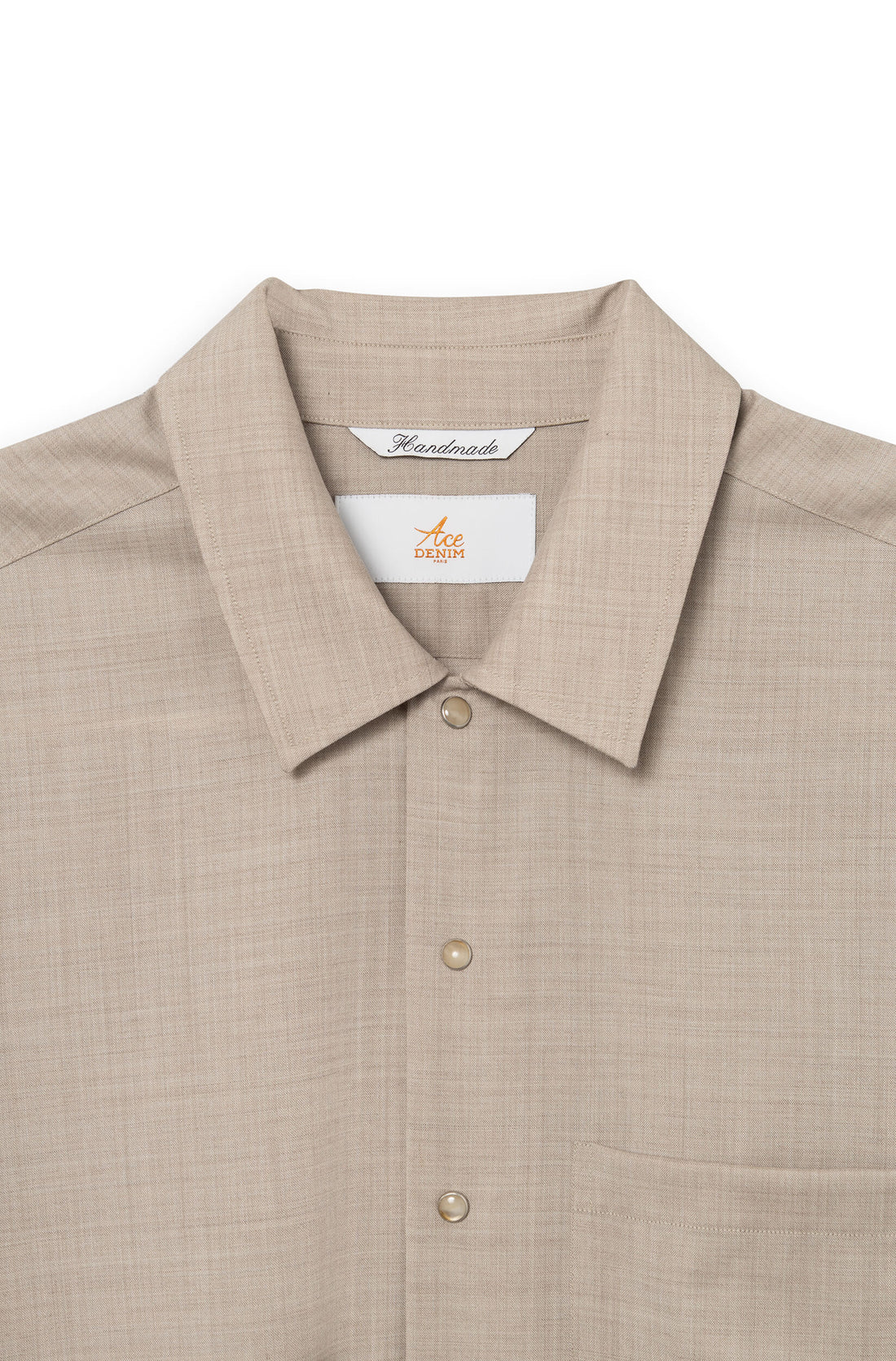 Détail du col chemise classique et boutons pression signature — AD 82 Ace Denim Paris