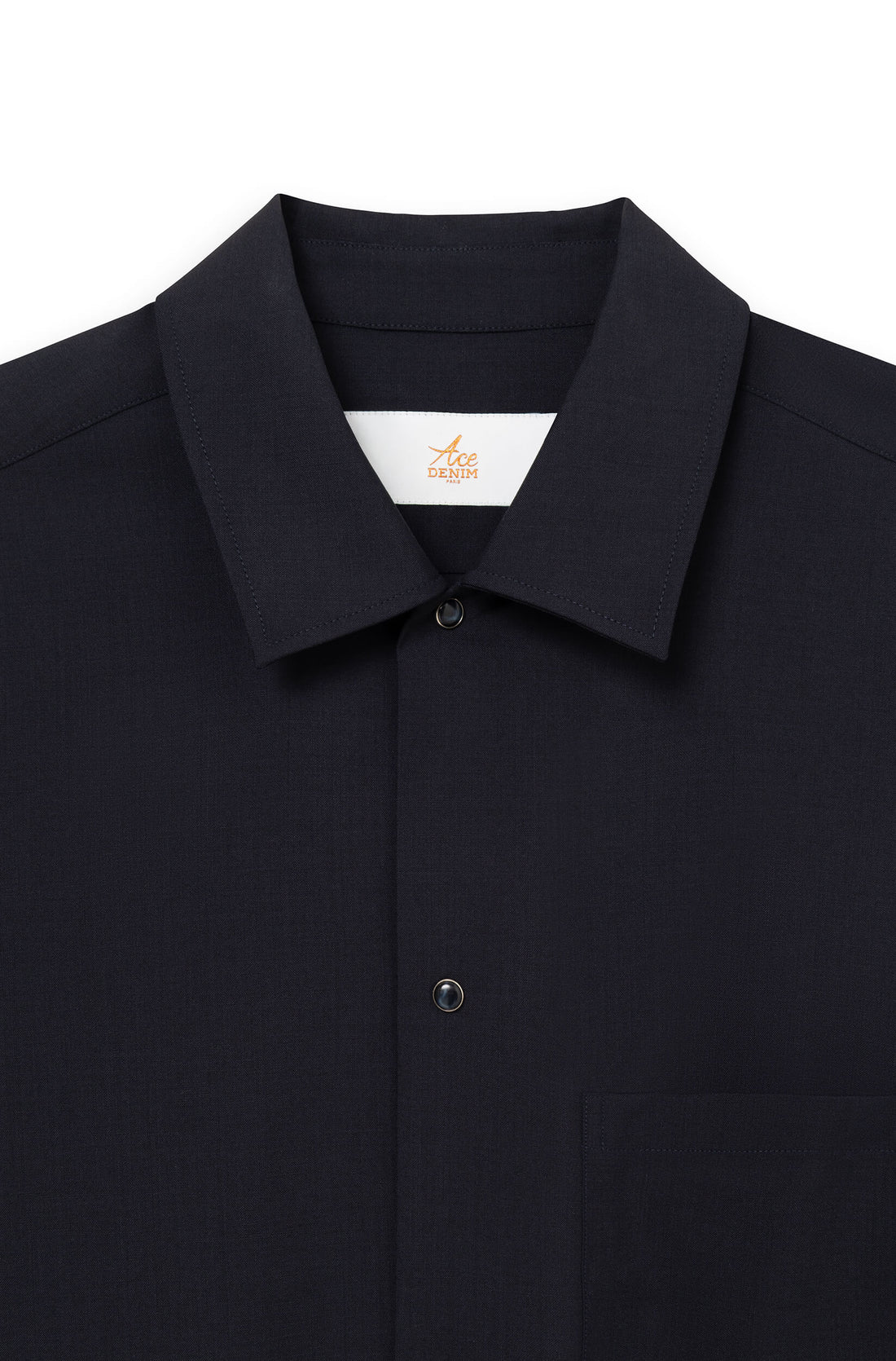 Detail des klassischen Hemdblusenausschnitts und der Signature-Druckknöpfe — AD 82 Ace Denim Paris