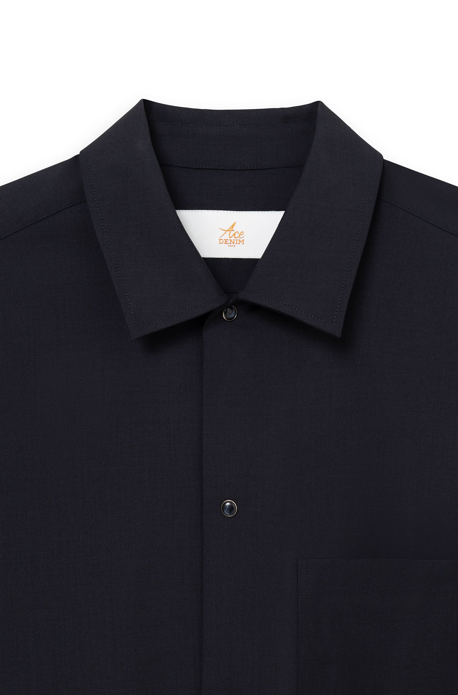 Detail des klassischen Hemdblusenausschnitts und der Signature-Druckknöpfe — AD 82 Ace Denim Paris