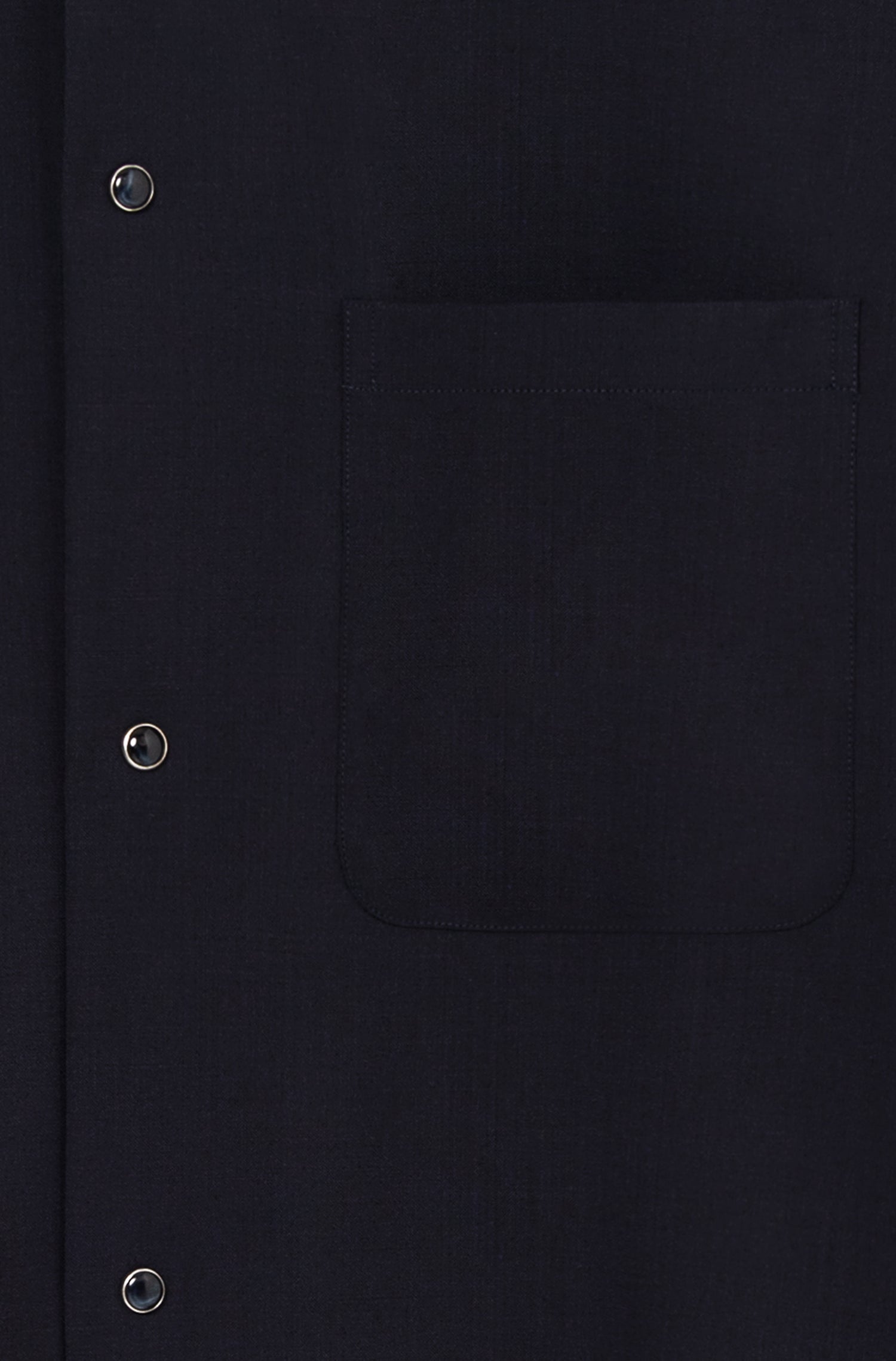 Brusttaschen- und Druckknopfdetail des Overshirts aus Kaltwolle in Marine — AD 82 Ace Denim Paris
