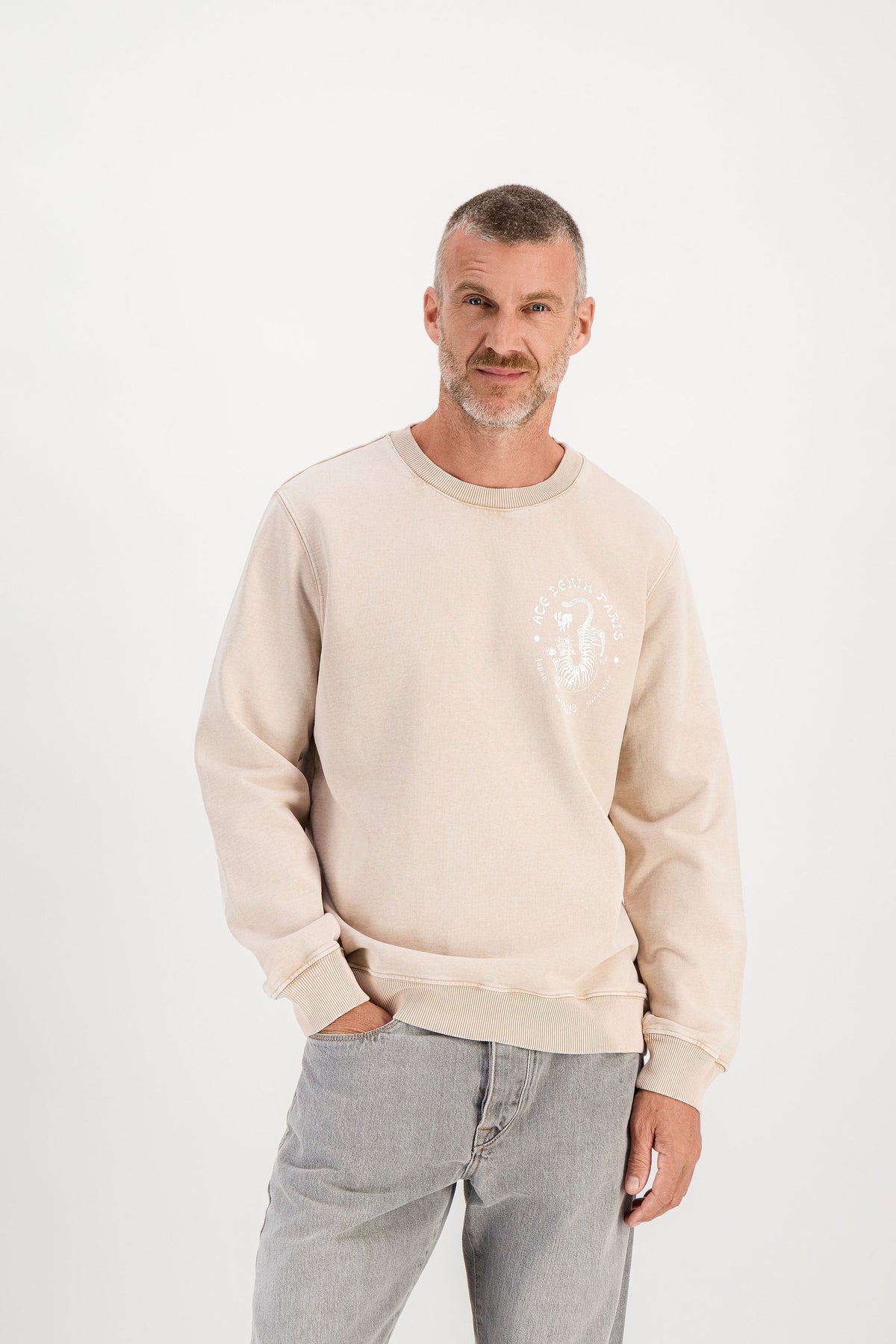 Sweat jersey Ace Beige porté face, mannequin 1m86 taille M — Ace Denim Paris