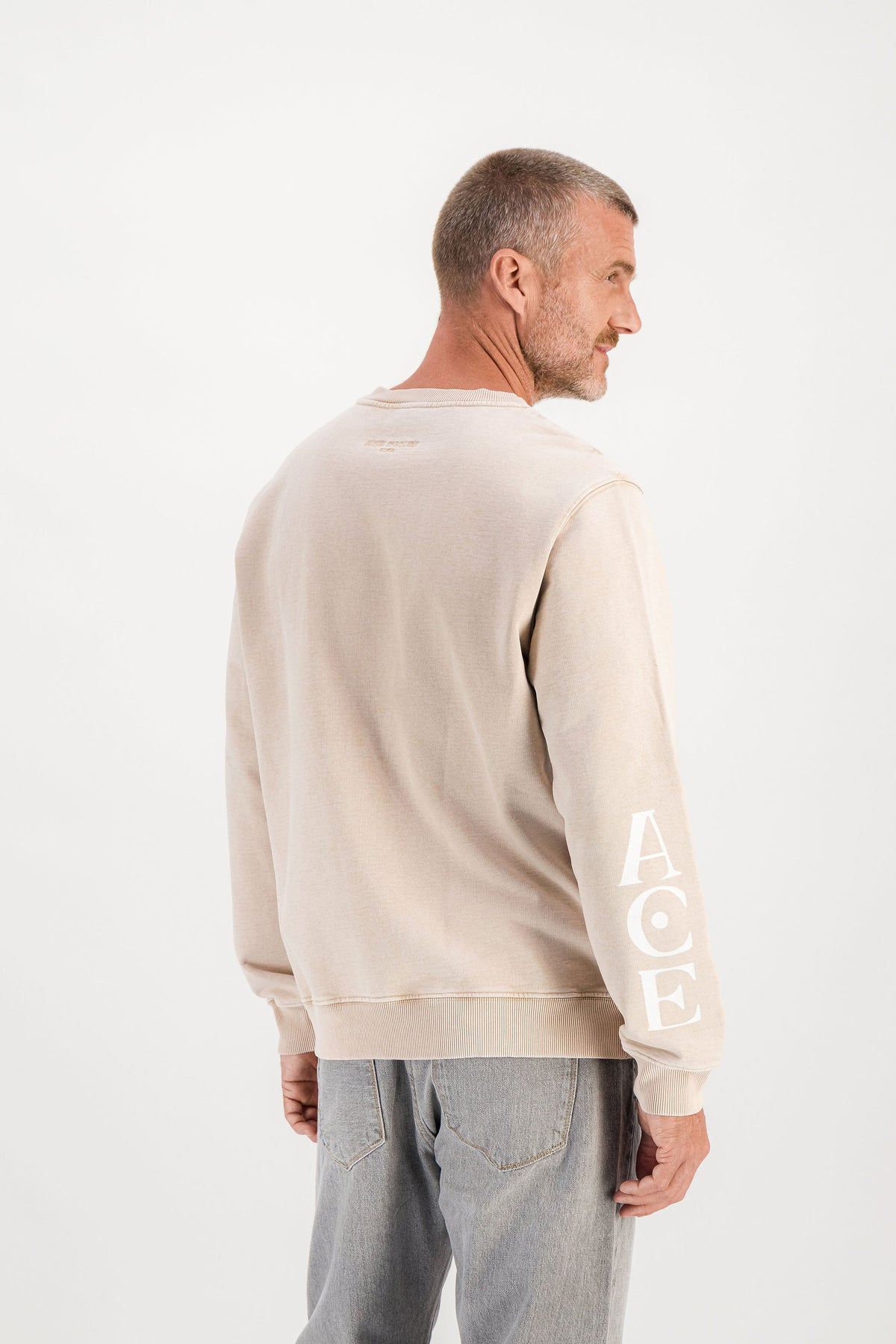 Sweat jersey Ace Beige porté dos, mannequin 1m86 taille M — Ace Denim Paris
