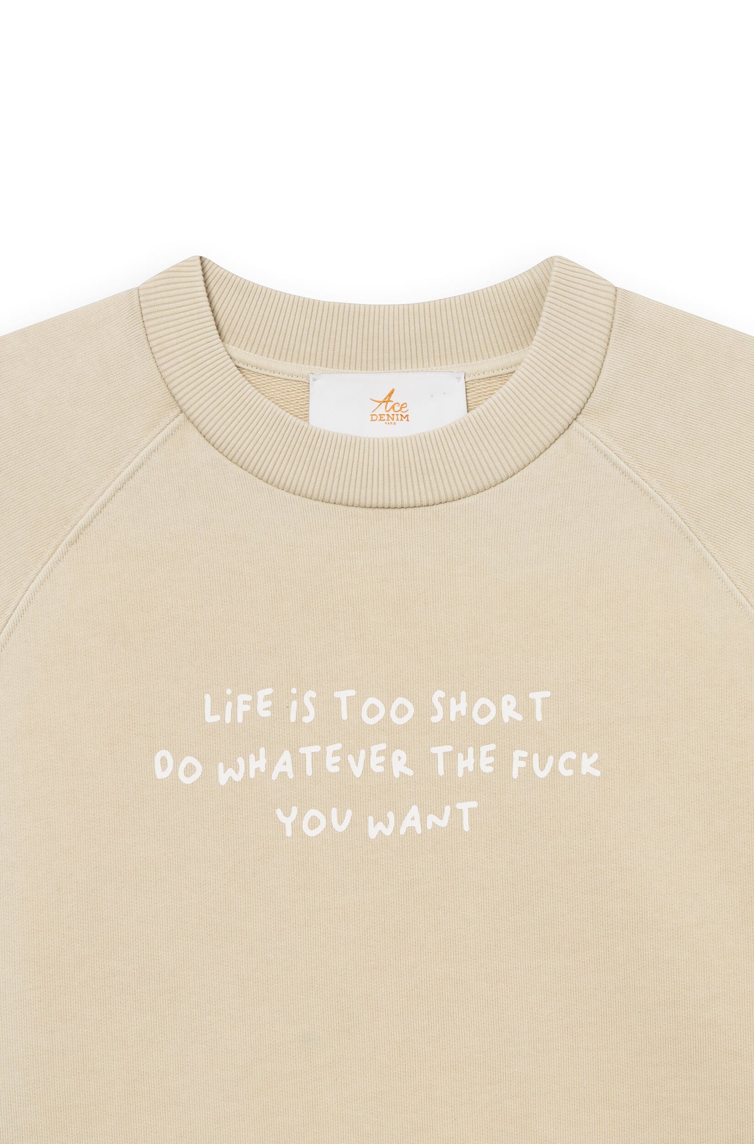 Zoom de face du sweat-shirt en coton beige teint artisanalement avec la phrase "life is too short, do whatever the f*** you want"