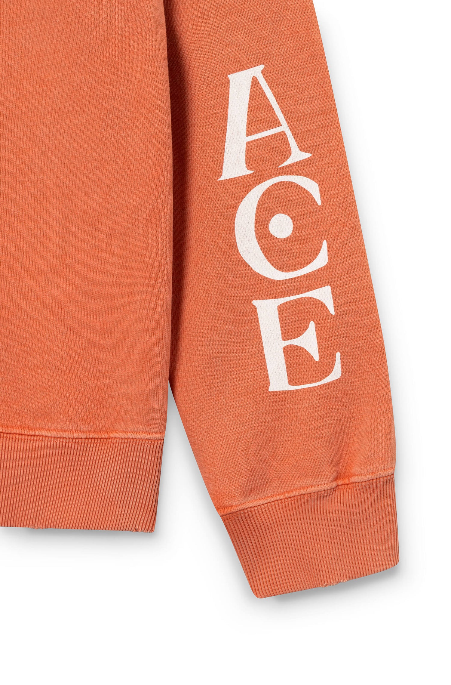 Zoom sur la manche du sweat-shirt en coton orange teint artisanalement et imprimé tigre ace Paris