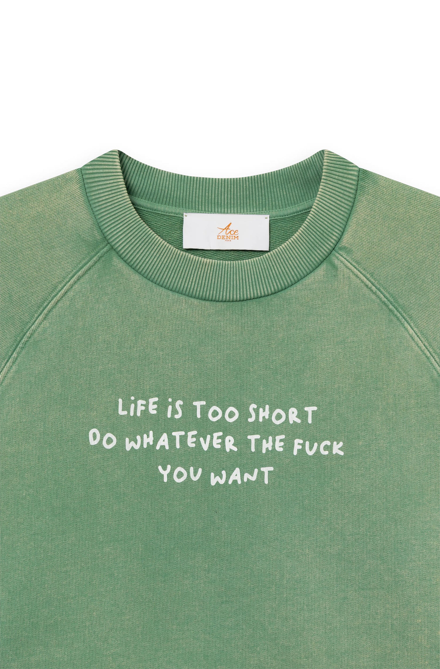 Zoom de face du sweat-shirt en coton vert teint artisanalement avec la phrase "life is too short, do whatever the f*** you want"