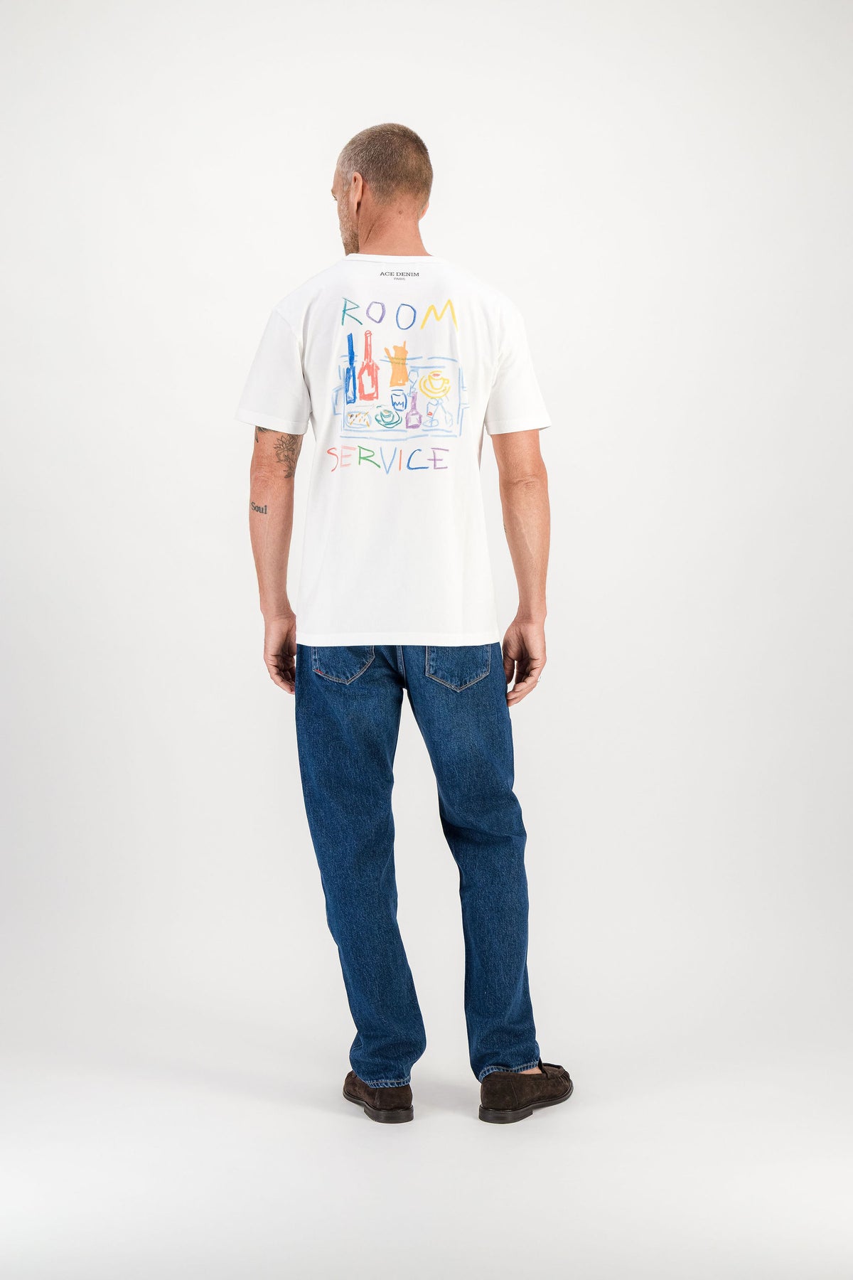 T-shirt Room Service Blanc porté de dos, illustration Room Service dans le dos, mannequin 1m86 taille M — Ace Denim Paris