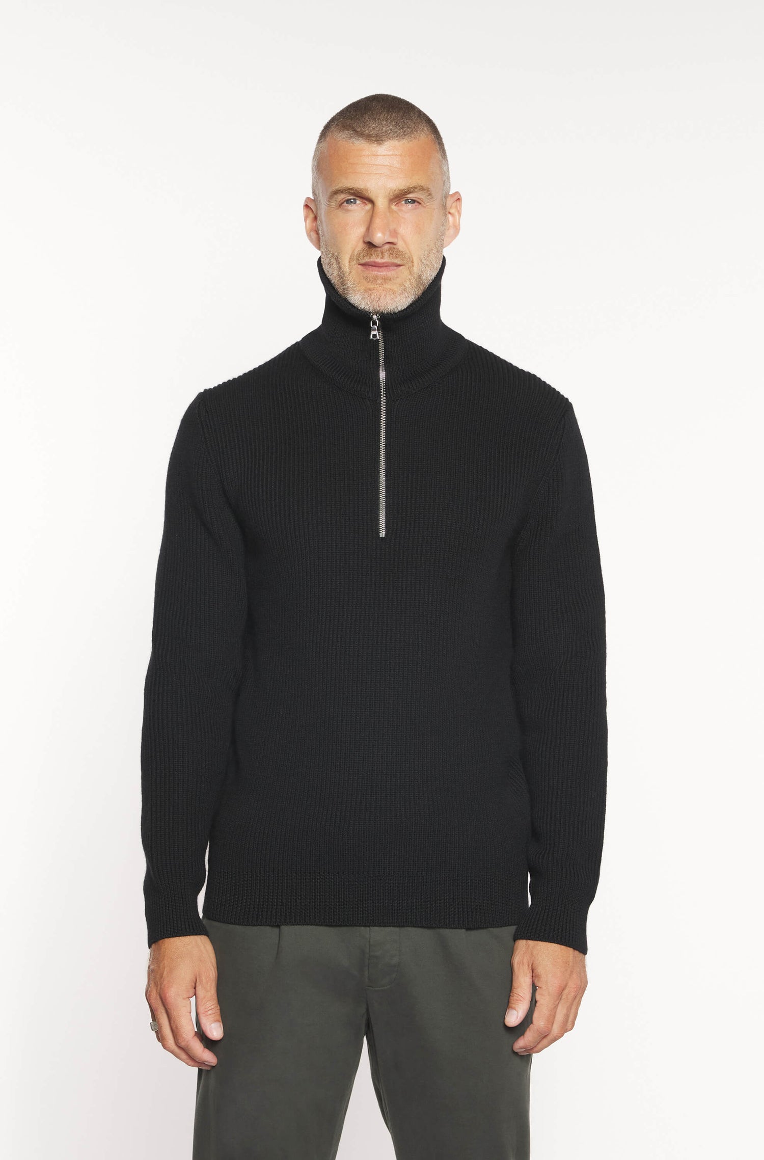 Mannequin portant le pull à col zip noir 