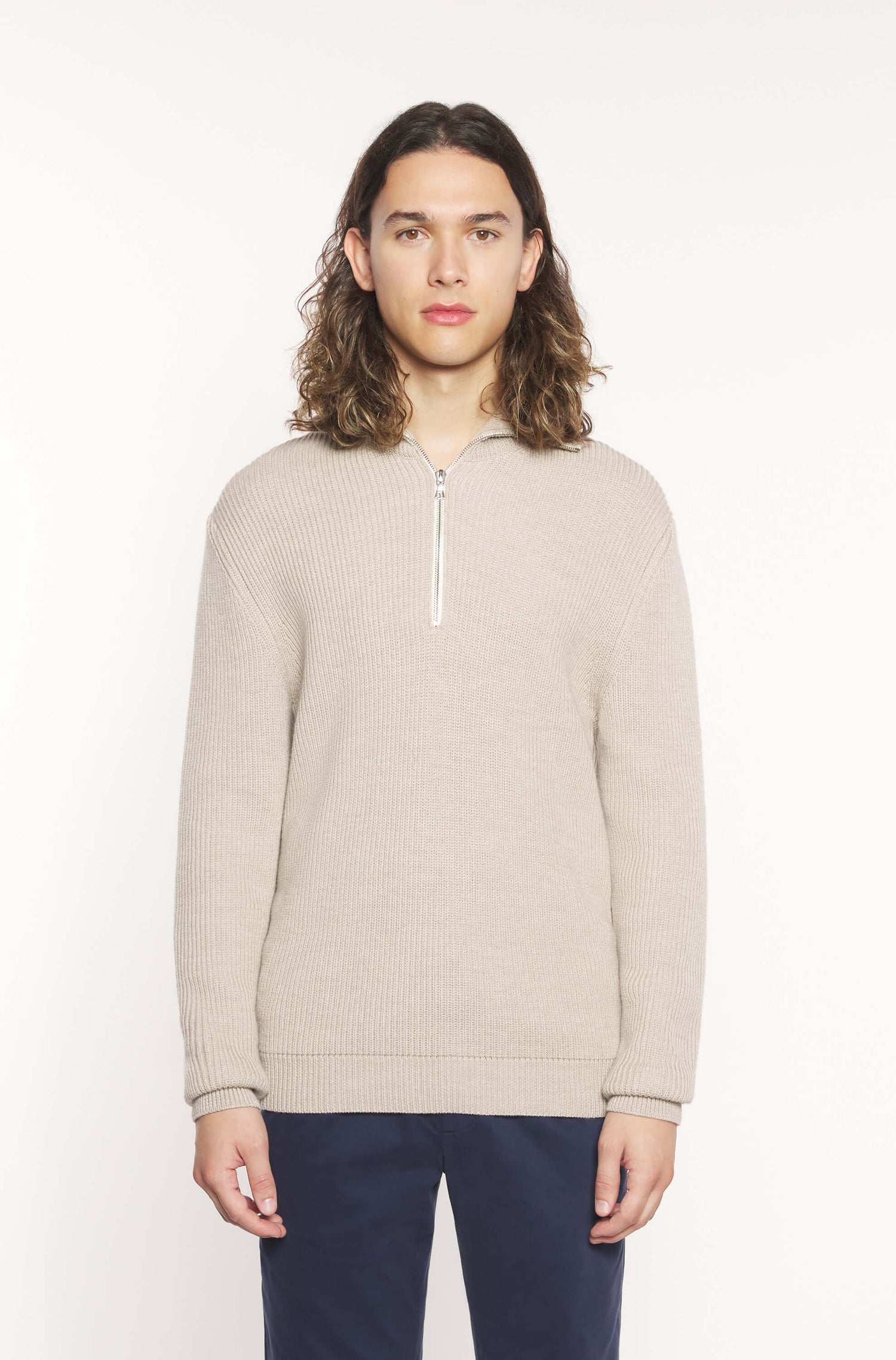 Mannequin portant le pull zip beige 