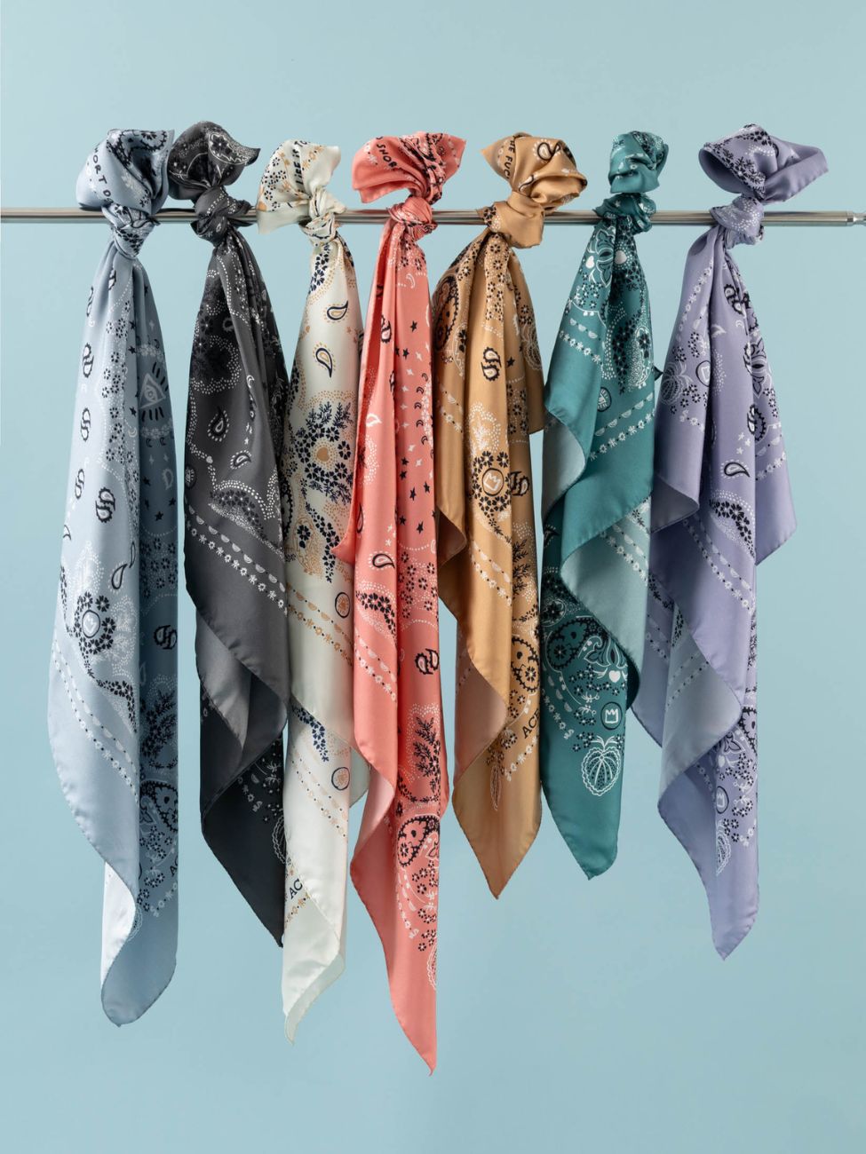 Photos des foulards en soie en présentation sur un ceintre