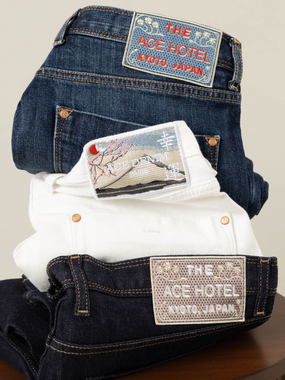 Photos des jeans en selvedge japonais bleu brut et blanc sur une table en bois